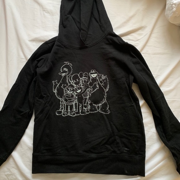 Uniqlo x KAWS x Sesame Street hoodie - Picture 2 of 4